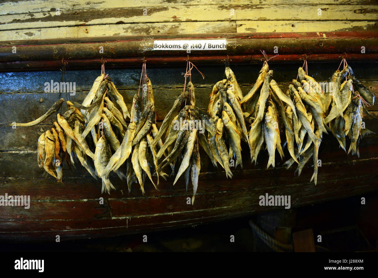 Bokkoms (getrocknete Meeräsche) auf dem Markt in der Werft in Hout Bay, Kapstadt verkauft. Stockfoto