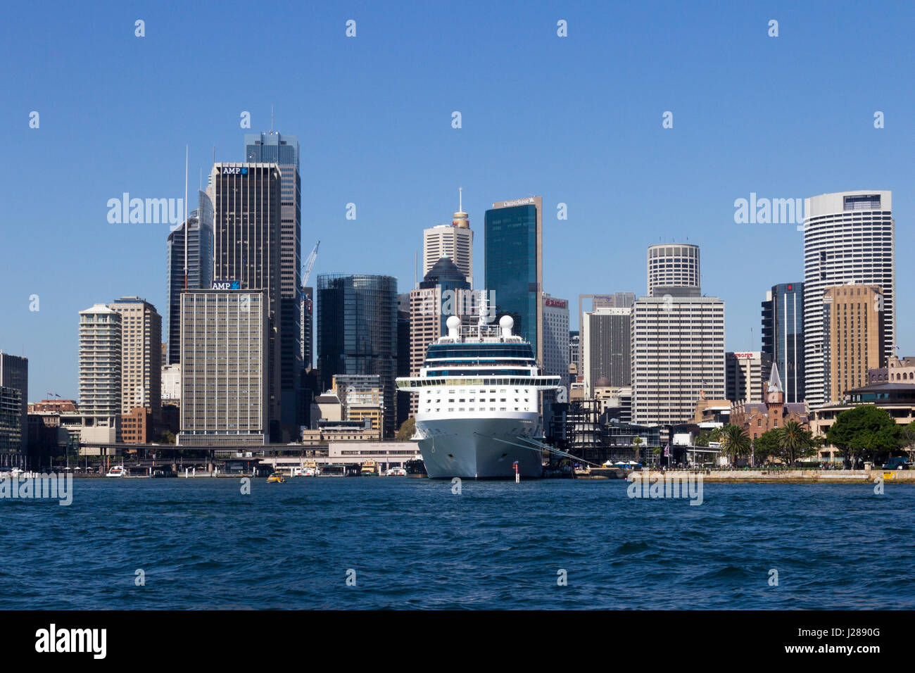 Kreuzfahrtschiff vor Anker im Hafen von Sydney mit dem Central Business District hinter, New-South.Wales, Australien Stockfoto