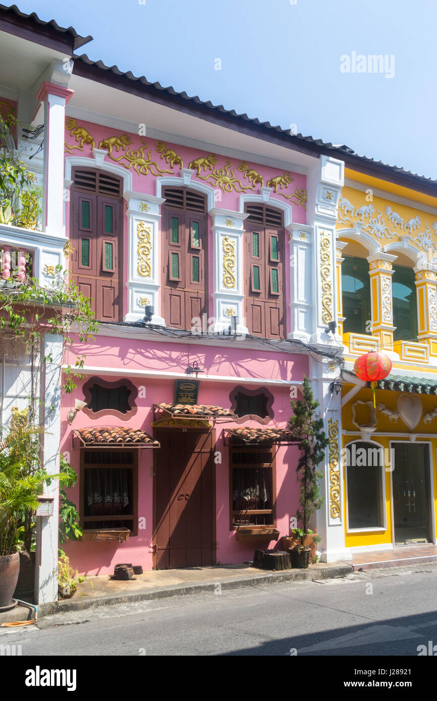 Bunte Sino-portugiesischer Architektur in Soi Romanée, Altstadt von Phuket, Thailand Stockfoto