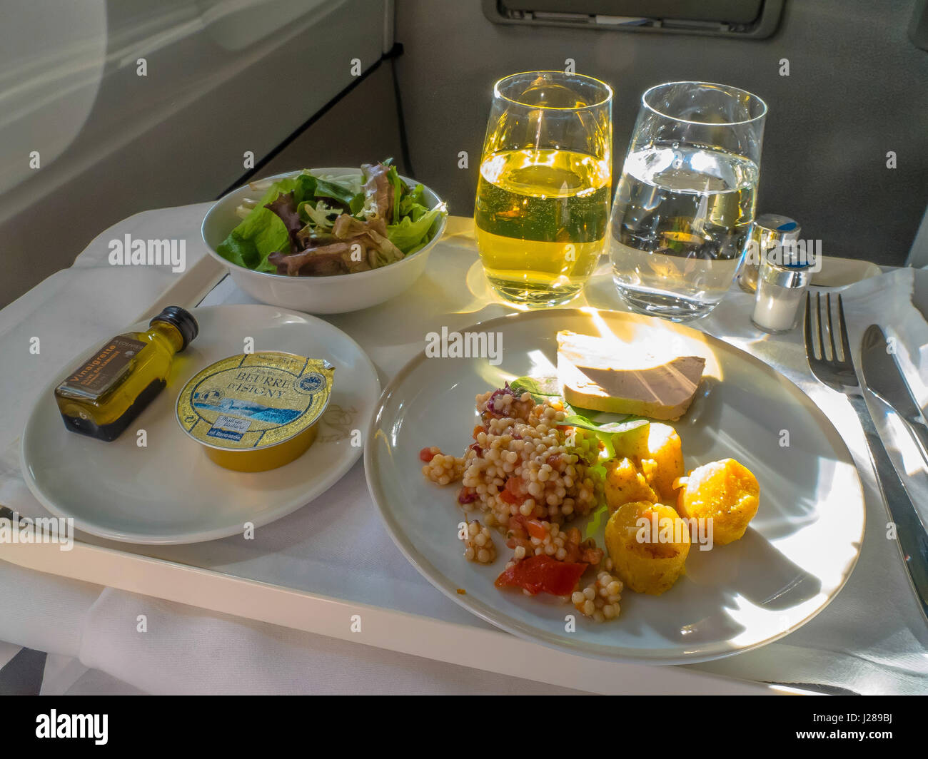 Essenstablett in der Businessclass in einer Air-France-Maschine Stockfoto