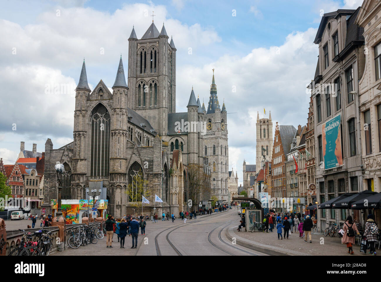 Blick auf das alte Gent Zentrum mit dem Cataloniestraat Saint-Nicholas, Kirche, Glockenturm und der Kathedrale Saint Bavo unter einem bewölkten Himmel. Belgien. Stockfoto