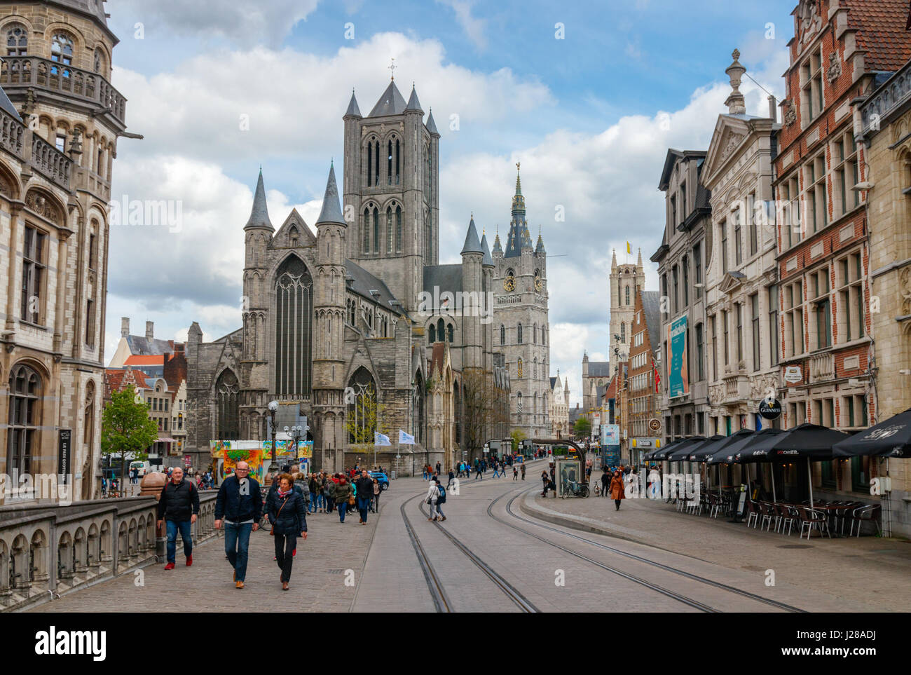 Blick auf das alte Gent Zentrum mit dem Sint-Michielshelling, Cataloniestraat Saint-Nicholas, Kirche, Glockenturm und der Kathedrale Saint Bavo. Belgien. Stockfoto