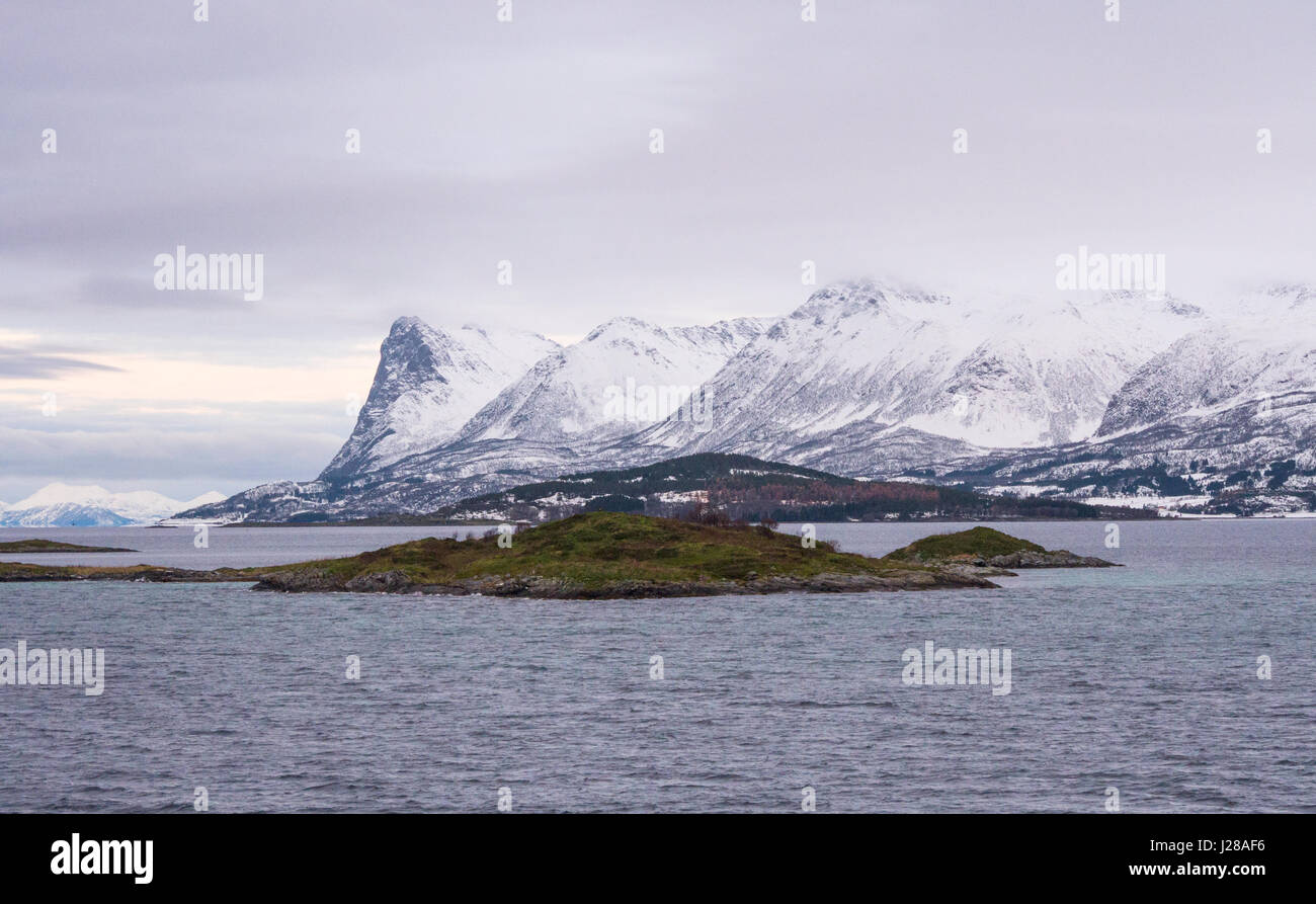 Die Berge von Grytøya, eine Insel in Troms Grafschaft, Norwegen. Stockfoto