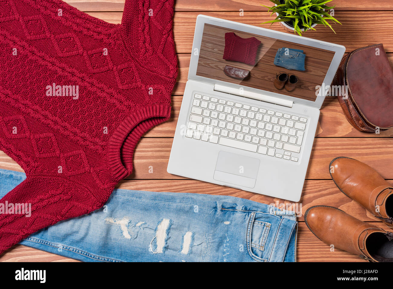 Laptop und Herbst Kleidung auf Holztisch. Online shopping Konzept Stockfoto