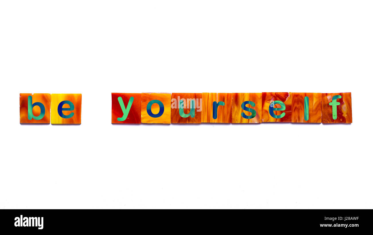 Orange Mosaikfliesen vor weißem Hintergrund - Be Yourself Stockfoto
