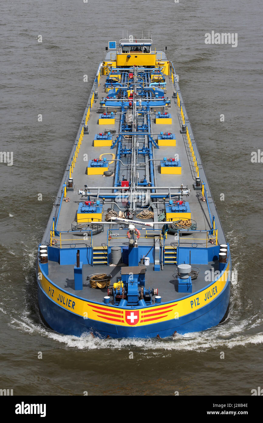 Die Fluiva im inland Tanker PIZ JULIER auf dem Rhein. Mit Sitz in Rotterdam, verwaltet Basel und Hamburg Fluvia eine Flotte von über 50 im inland Tanker. Stockfoto