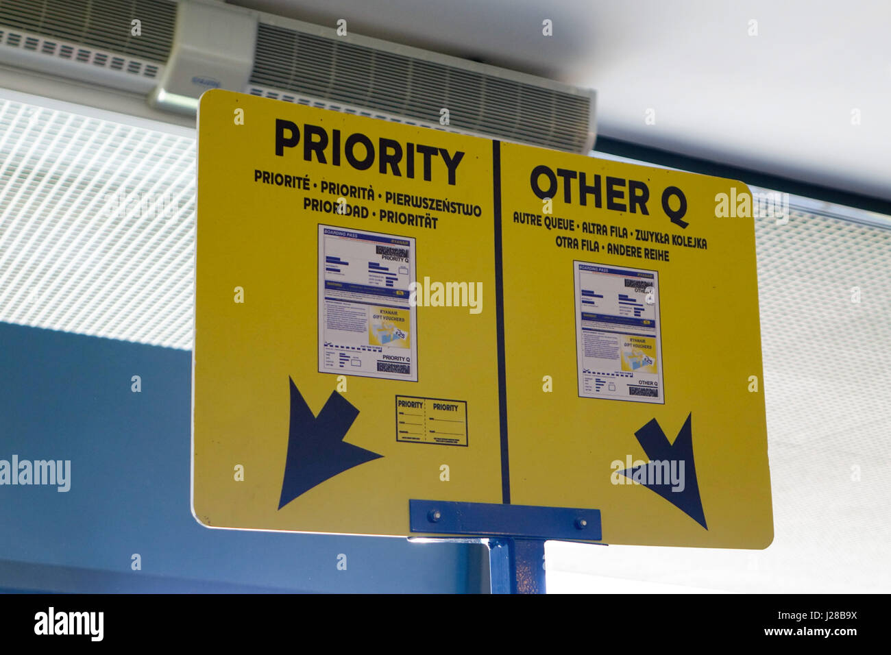 Ryanair-Zeichen für Warteschlangen, Priorität und andere Q Stockfoto
