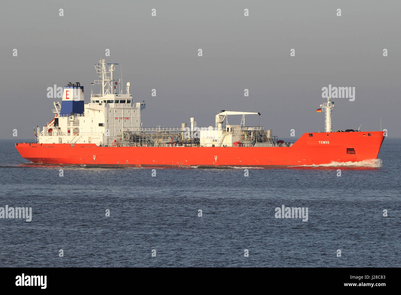 Semi-gekühlte LPG-Tanker TEMSE an der Elbe. Exmar ist eine belgische Reederei und an der Euronext Brüssel notiert. Stockfoto