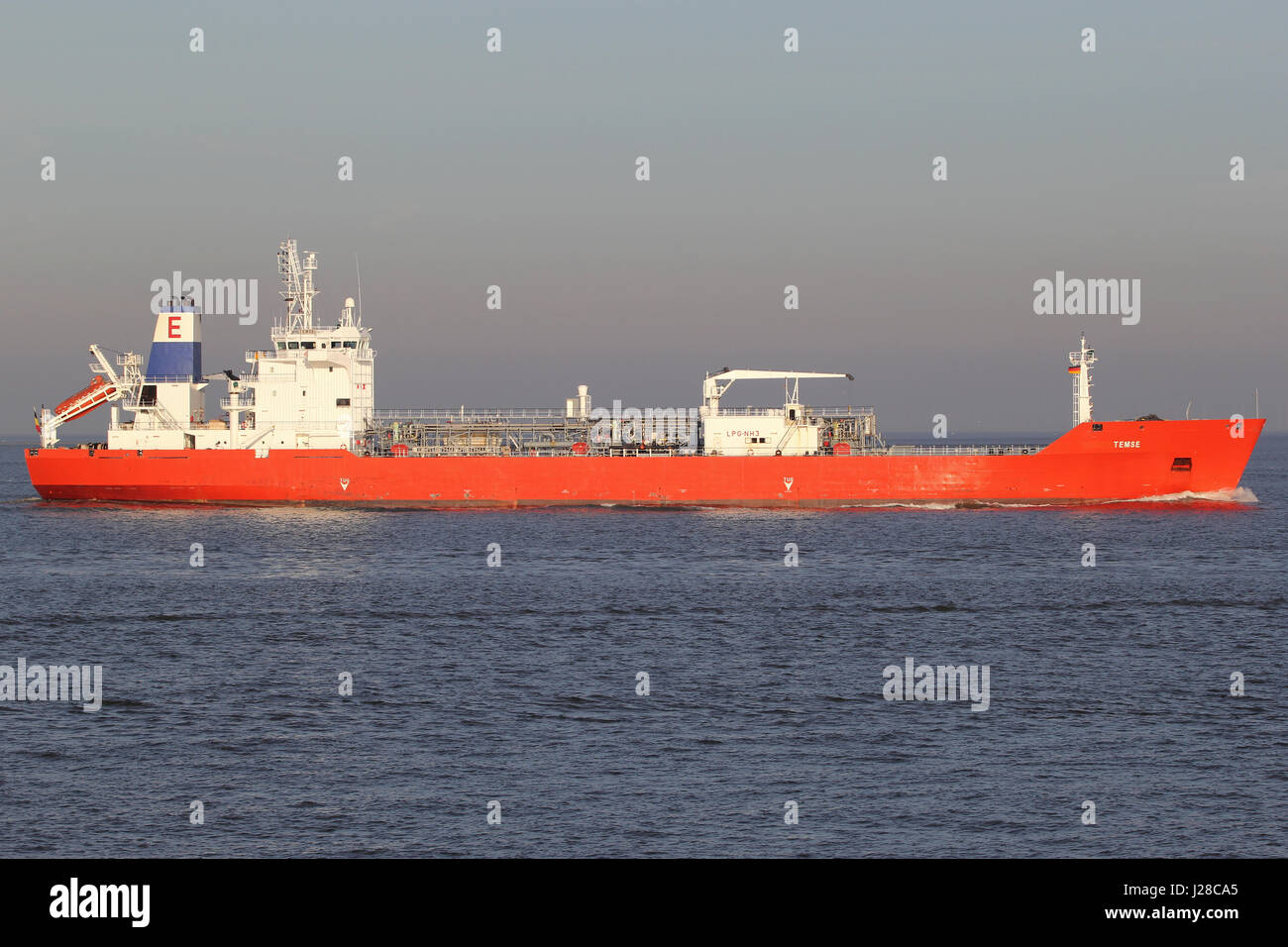 Semi-gekühlte LPG-Tanker TEMSE an der Elbe. Exmar ist eine belgische Reederei und an der Euronext Brüssel notiert. Stockfoto