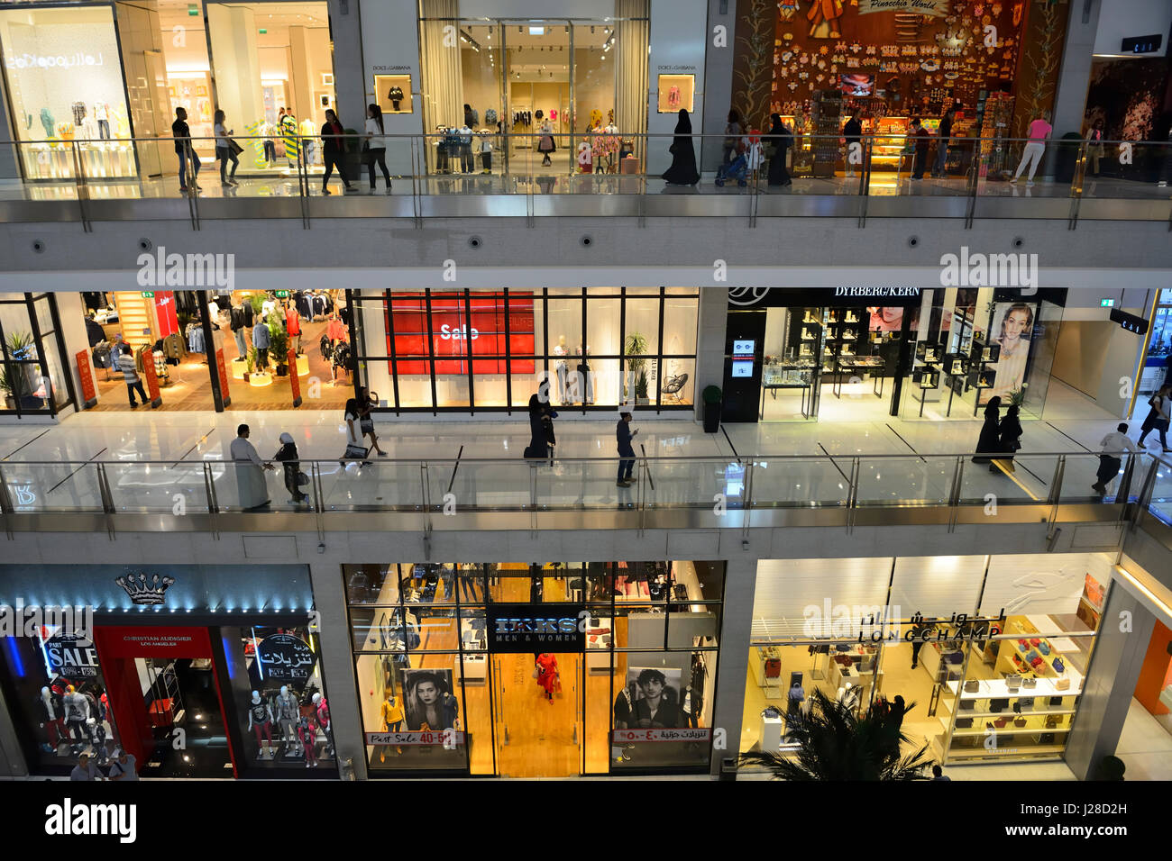 Shopper in der Dubai Mall in der Innenstadt von Dubai, Vereinigte Arabische Emirate, Naher Osten Stockfoto