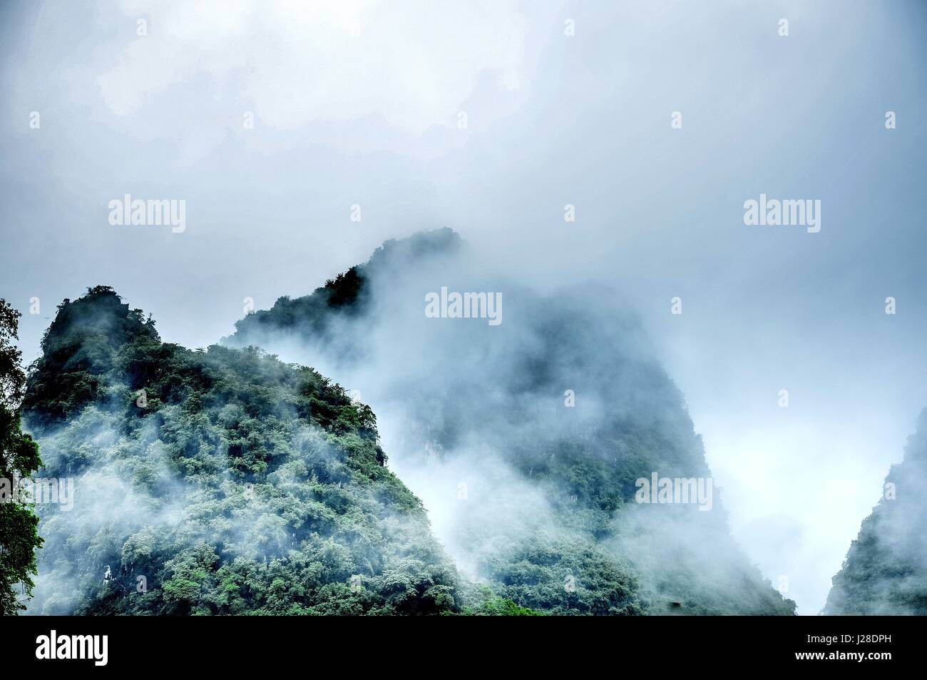 Berge-Landschaft im Nebel Stockfoto