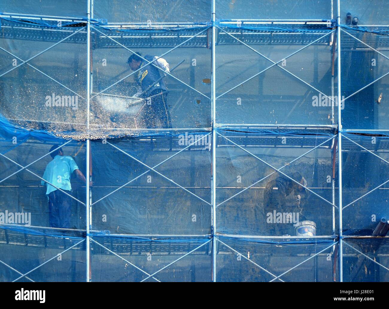 KAOHSIUNG, TAIWAN--5. Oktober 2014: unbekannte Bauarbeiter arbeiten auf ein neues Gebäude auf schmalen Gerüst. Stockfoto