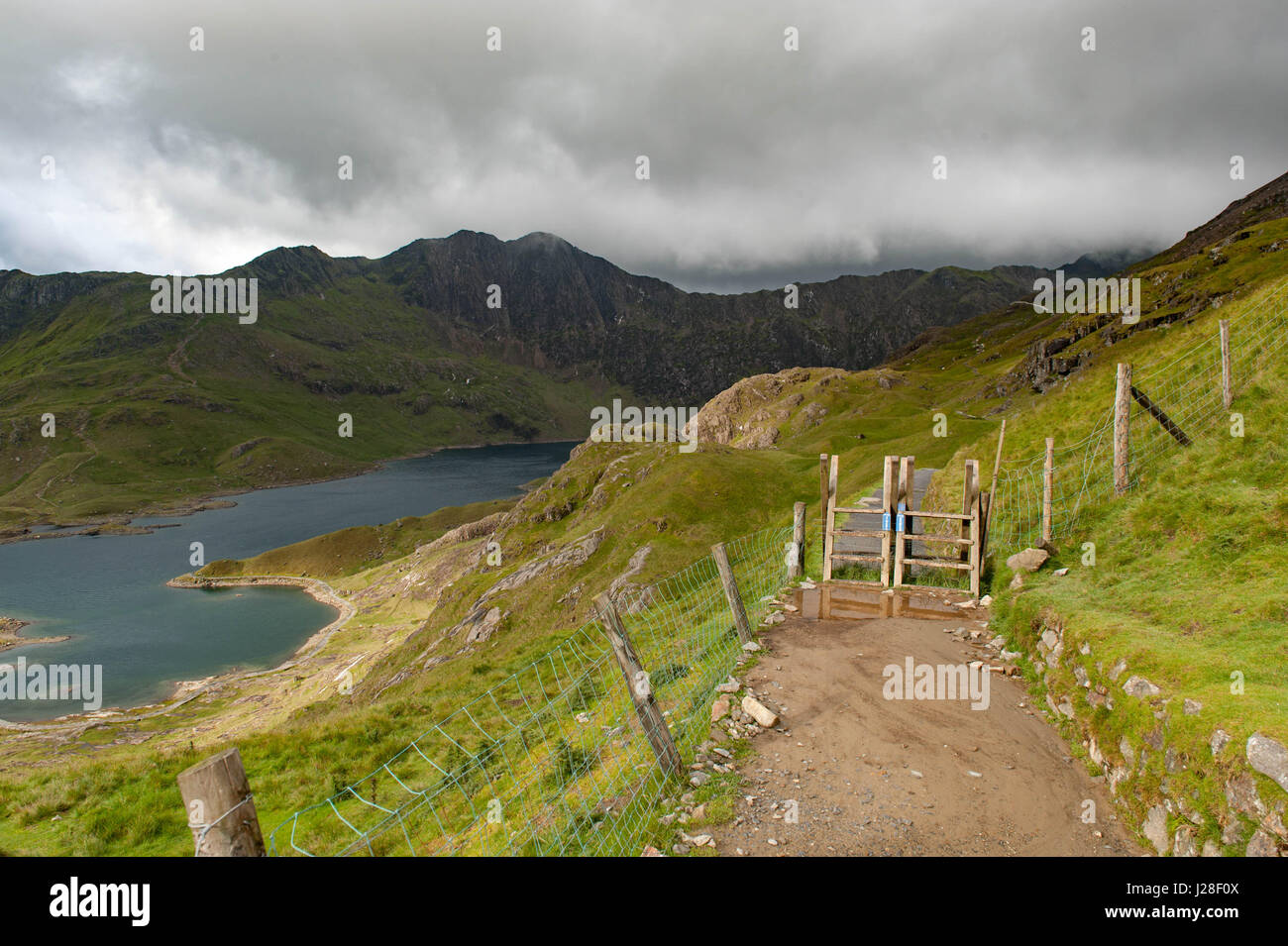 Lochside weg zu Moody Berge Stockfoto