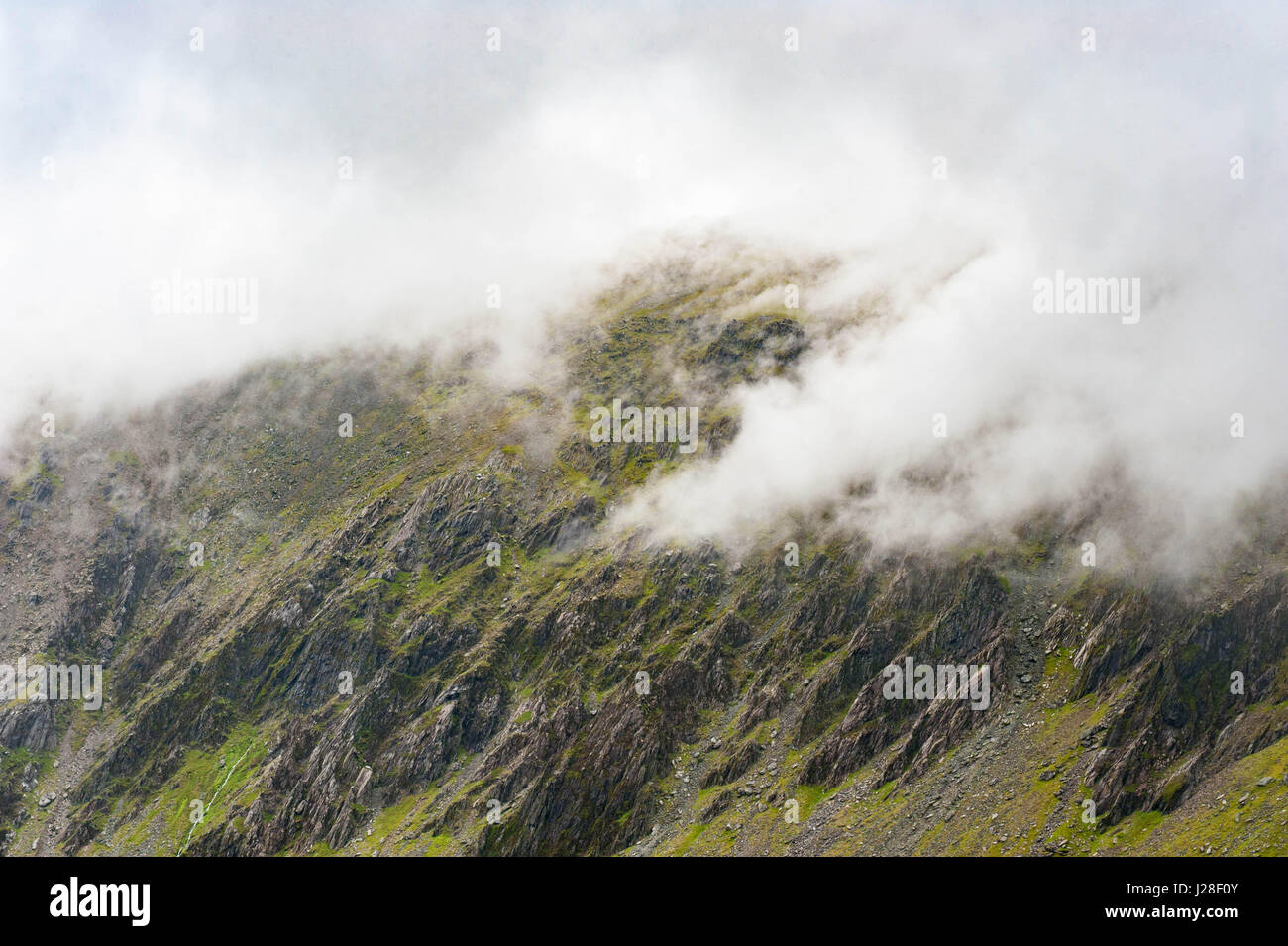 Niedrige Wolken, einem schottischen Berggipfel überrollen Stockfoto