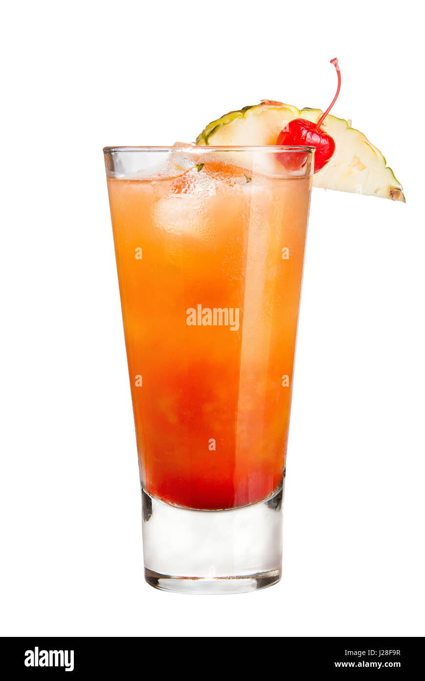 Erfrischenden cocktail mit Ananas und Maraschino-Kirsche Dekor auf weißem Hintergrund Stockfoto