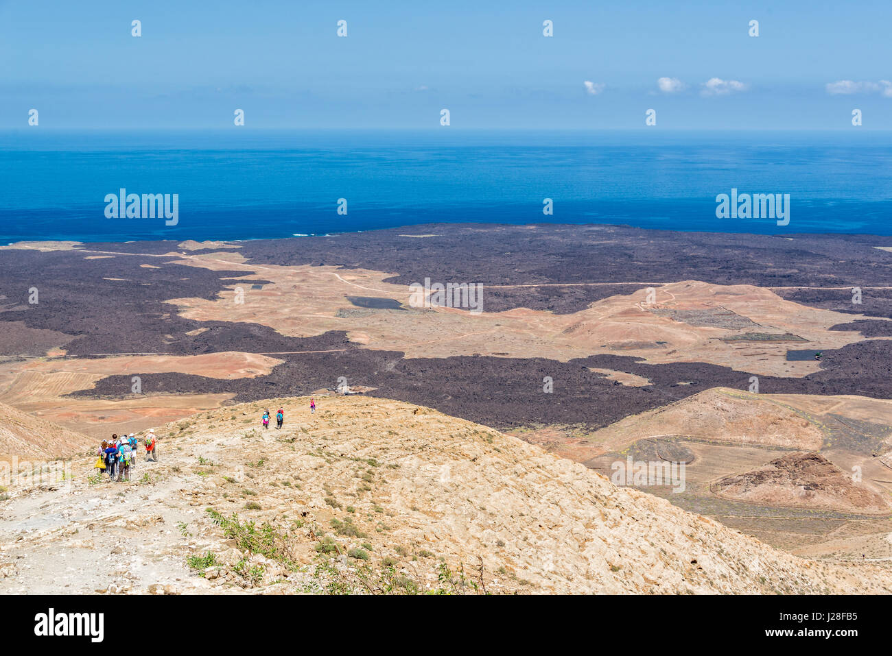 Gruppe von Wanderern auf Caldera Blanca, alte Vulkan in Lanzarote, Kanarische Inseln, Spanien Stockfoto