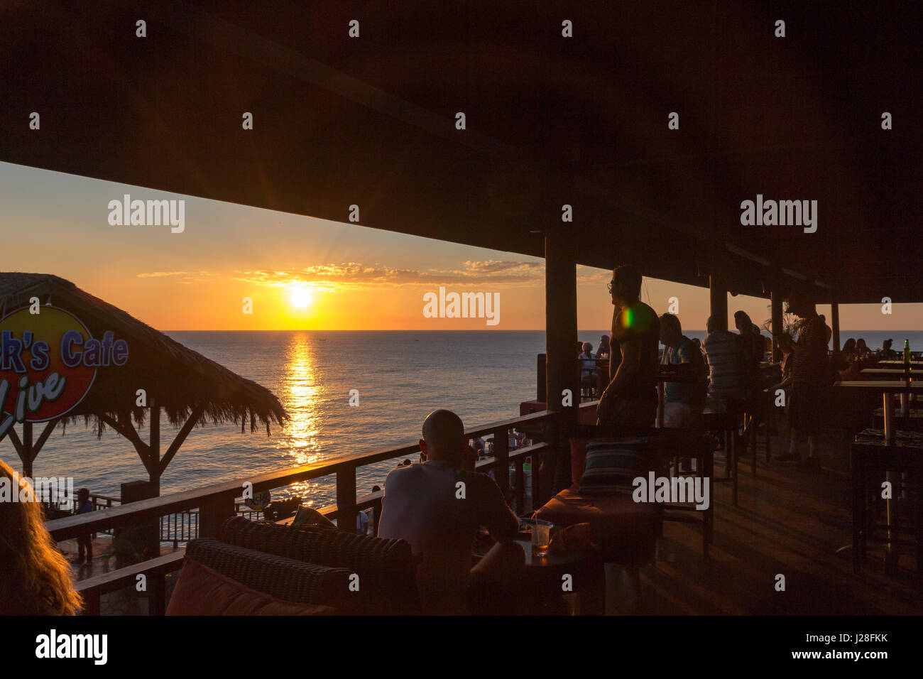 Negril, Jamaika-Sonnenuntergang am Ricks Cafe am Meer Stockfoto