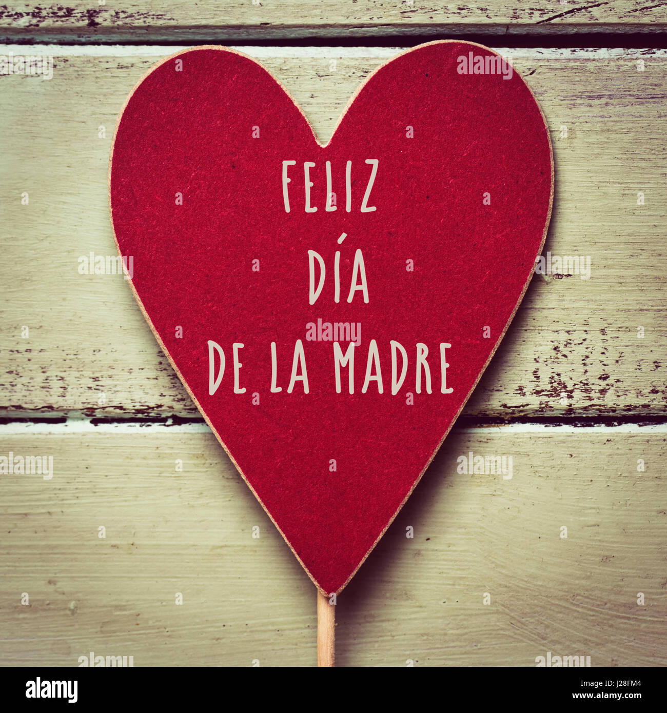Nahaufnahme Von Einem Roten Herzformigen Schild Mit Dem Text Feliz Dia De La Madre Glucklich Muttertag Geschrieben In Spanisch Gegen Ein Blasses Grun Rustikal Aus Holz Stockfotografie Alamy