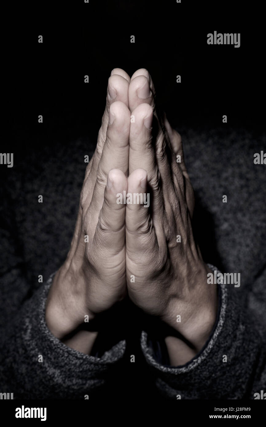 Nahaufnahme von den Händen der kaukasischen junger Mann mit seinen Händen zusammen beten Stockfoto