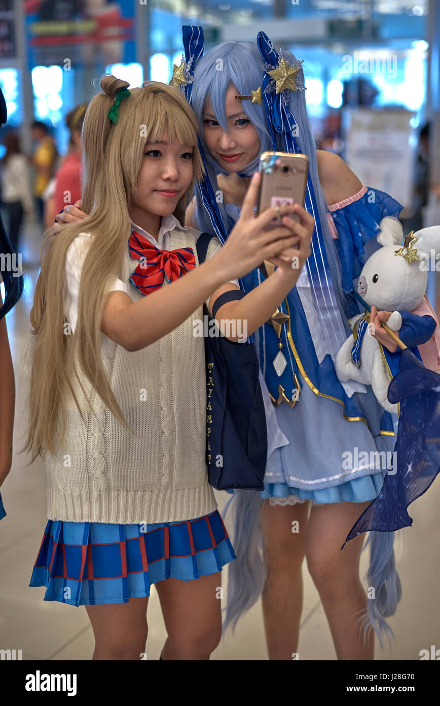 Comic Con Mädchen. Zwei junge Cosplay-Mädchen, die ein Selfie machen. Bangkok, Thailand, 2017 Stockfoto