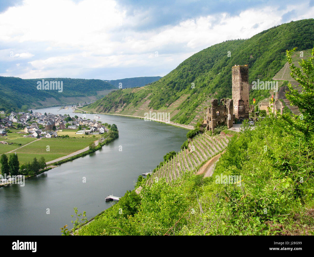 Deutschland, RheinlandPfalz, Beilstein, Mosel und Burg Ruinen