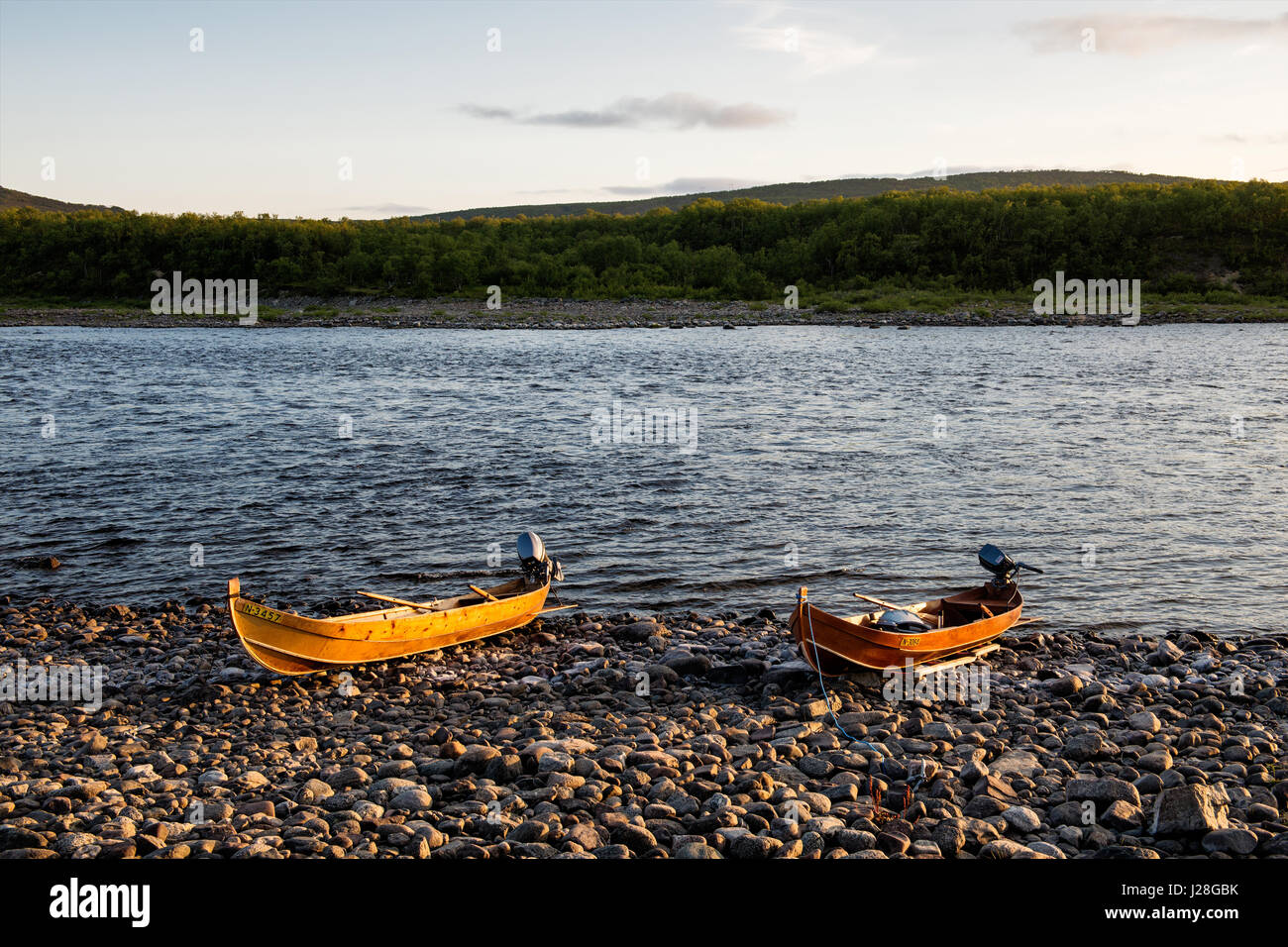 Norwegen, Finnmark, Tana, Angelboote/Fischerboote an den Ufern des Flusses Tana Stockfoto