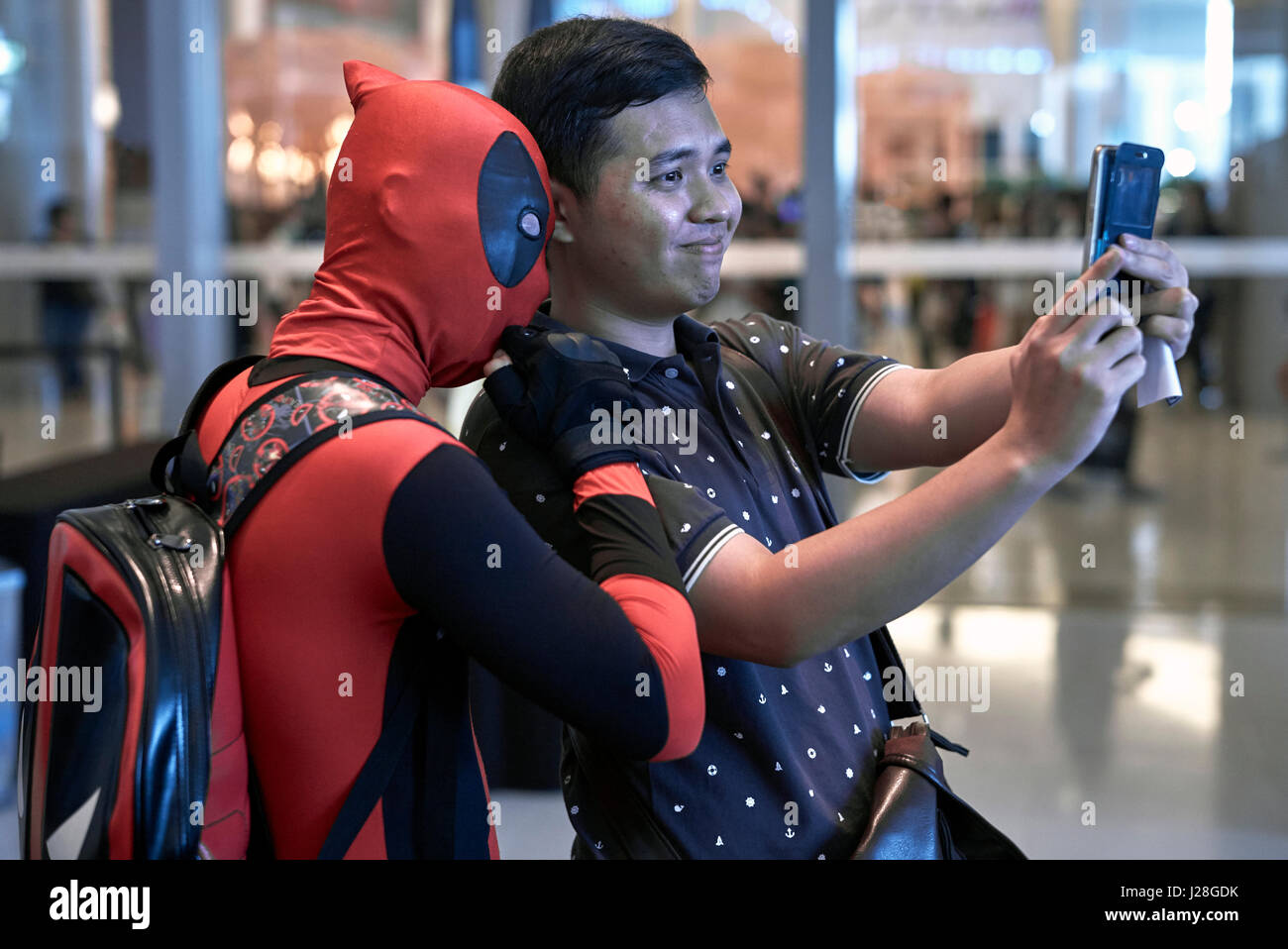 Besucher bei einem Cosplay Event, der ein Selfie mit einem Teilnehmer macht, Comic Con, Bangkok, Thailand, 2017 Stockfoto