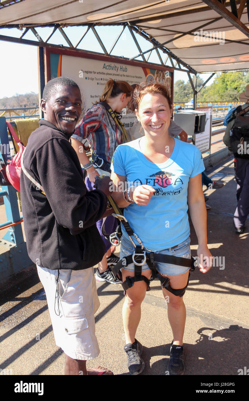 Sambia, Victoriafälle, Sambesi Fluss, ruft Frau Riemen für den Bungee-Sprung gesichert Stockfoto