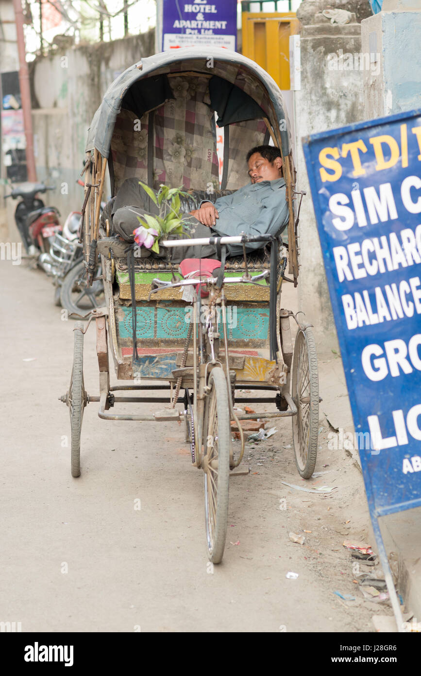 Nepal, Zentralregion, Kathmandu, schlafender Rikscha-Fahrer in den Straßen von Thamel Stockfoto