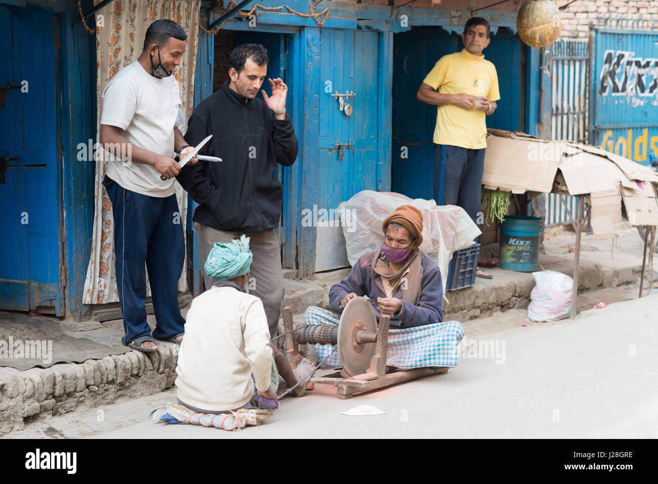 Nepal, Zentralregion, Kathmandu, Messer Schleifer bei der Arbeit in den Straßen von Thamel Stockfoto