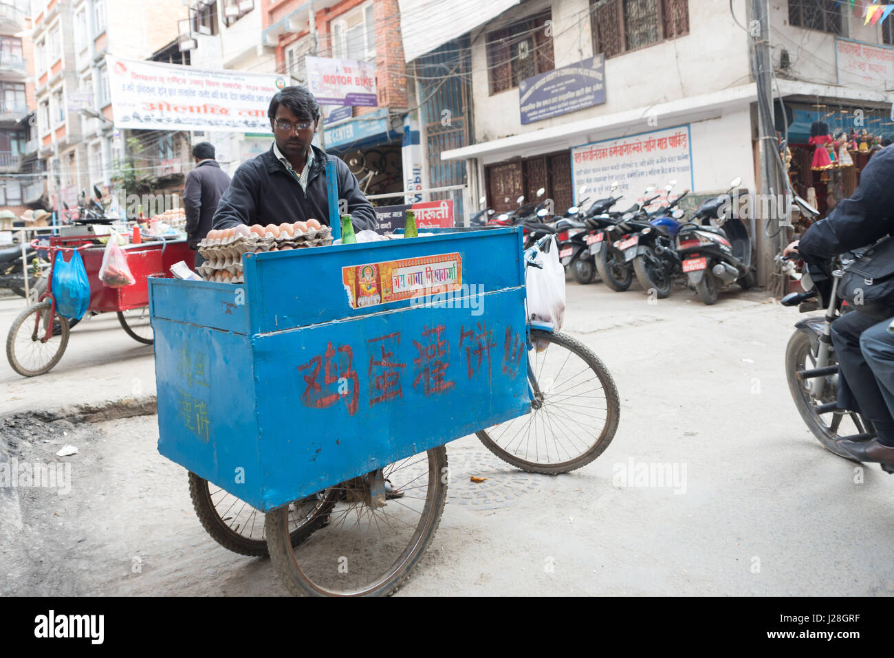 Nepal, Zentralregion, Kathmandu, Ei Verkäufer mit seiner mobilen Verkaufsstand in Thamel Stockfoto