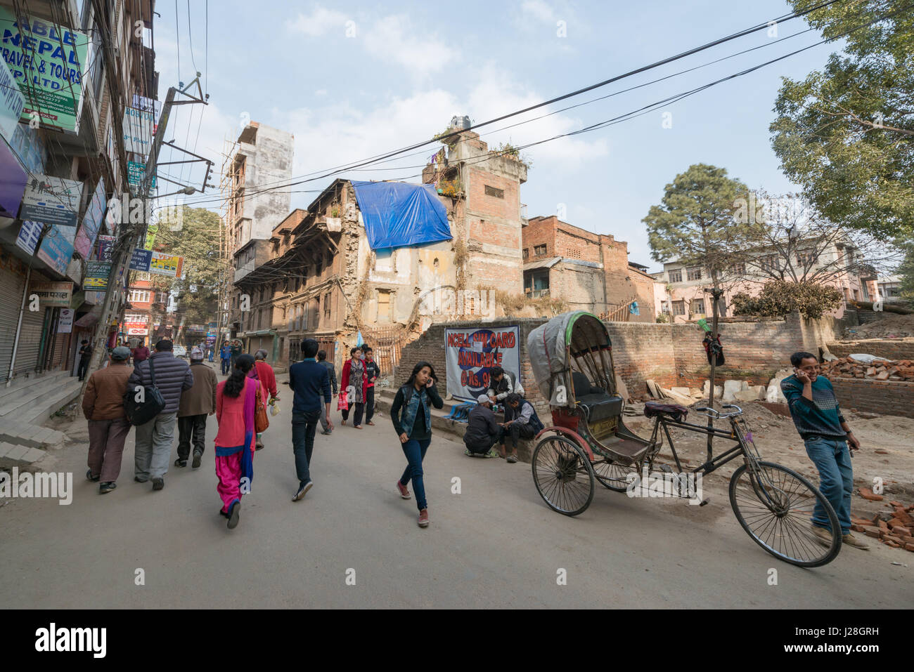 Nepal, Zentralregion, Kathmandu, Leben auf der Straße mit Rikscha und Passanten in Thamel Stockfoto
