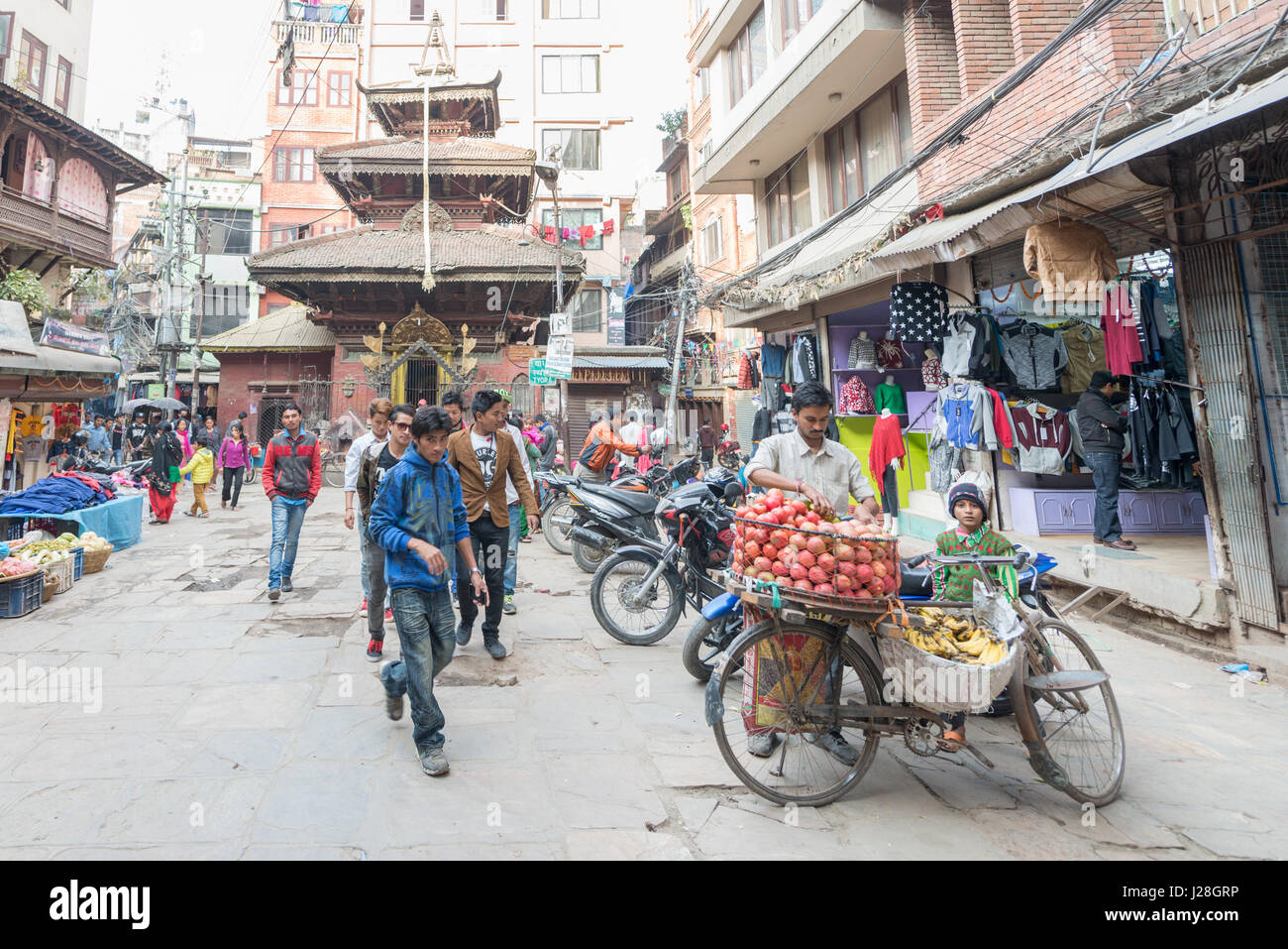 Nepal, Zentralregion, Kathmandu, Leben auf der Straße mit Gemüse-Verkäufer in der Stadt Bezirk von Tyauda in Kathmandu Stockfoto