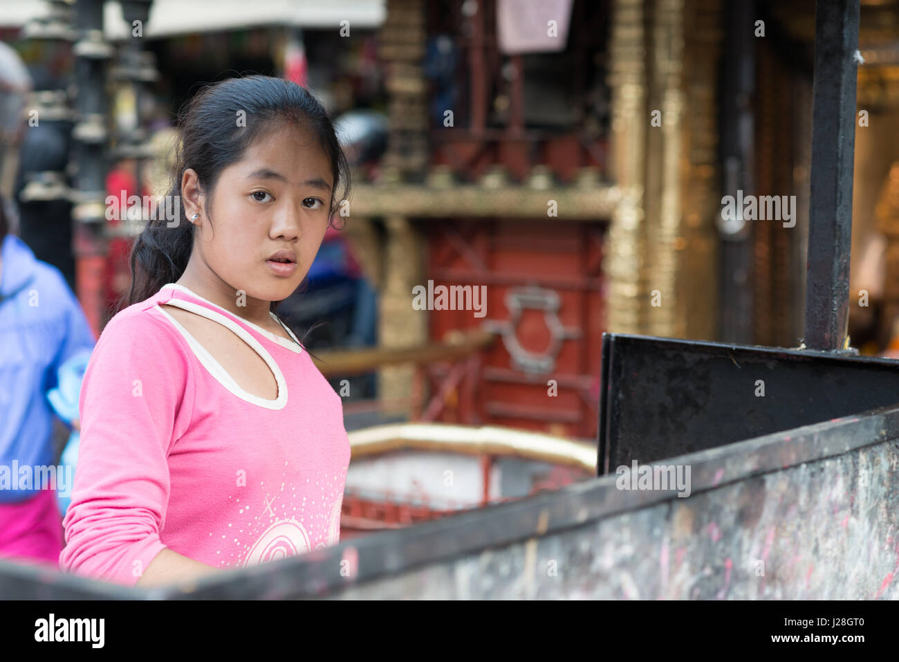Nepal, Zentralregion, Kathmandu, junge Verkäuferin auf Asan Square befasst sich mit der Kamera in der Stadt Bezirk von Tyauda in Kathmandu Stockfoto