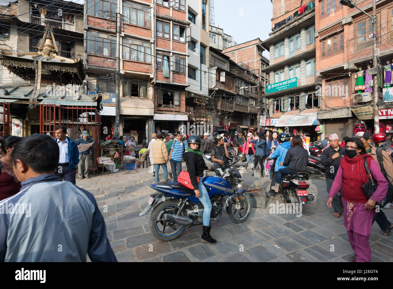 Nepal, Zentralregion, Kathmandu, auf einem Platz mit üblichen Massen und Nepali Motorradfahrer in der Mitte der Stadt Bezirk von Tyauda in Kathmandu Stockfoto