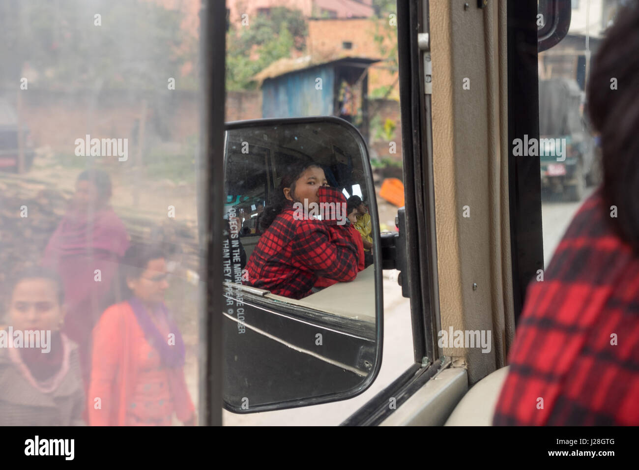 Nepal, Zentralregion, Chandragiri, Annapurna Circuit - fahren von Kathmandu nach Bhulbhule - Snapshot im Rückspiegel mit einem nepalesischen bus Stockfoto