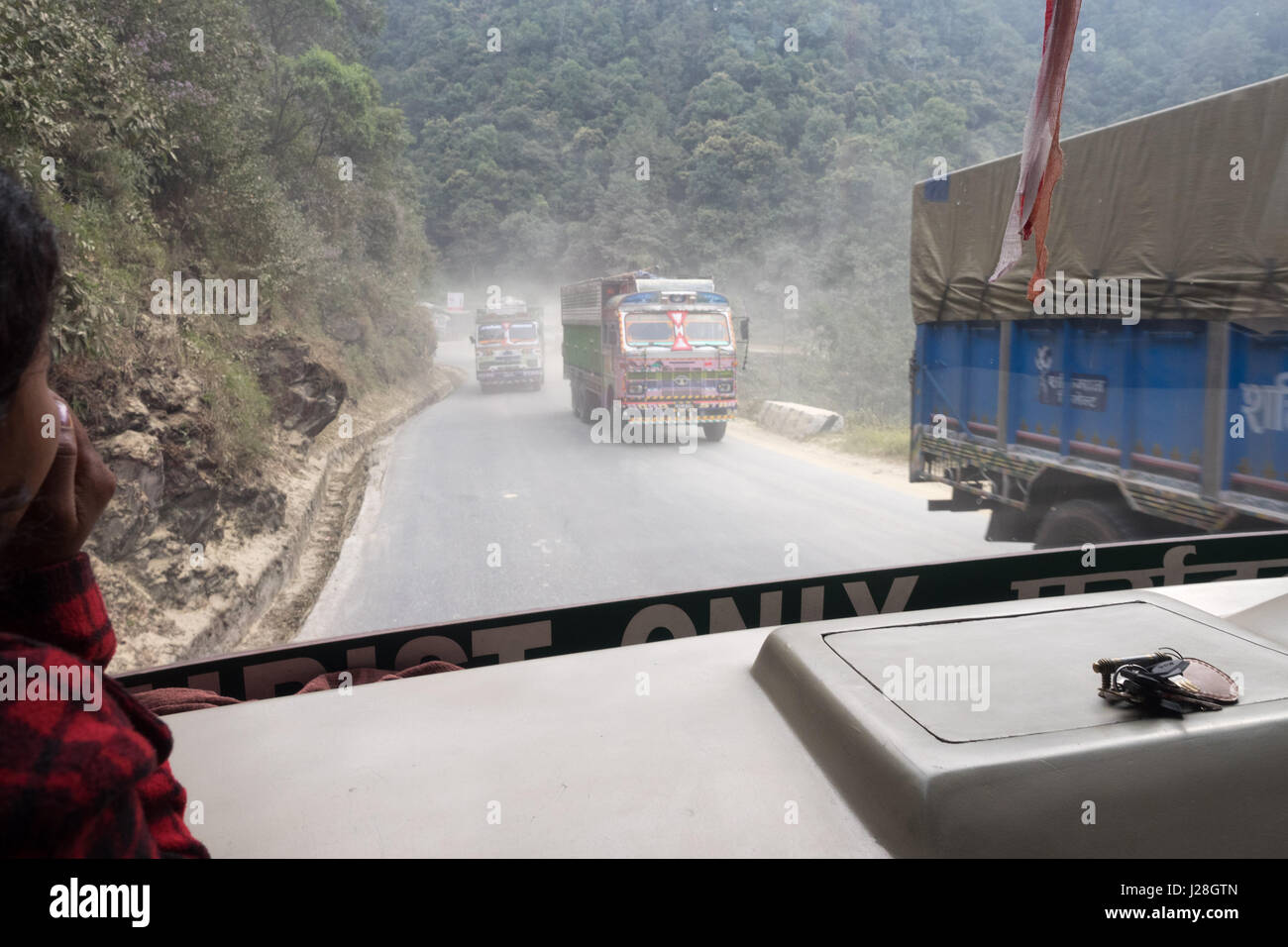 Nepal, Zentralregion, Bagmati, Annapurna Circuit - Fahrt Kathmandu nach Bhulbhule - Blick durch die Windschutzscheibe in der Überführung westlich von Kathmandu Stockfoto