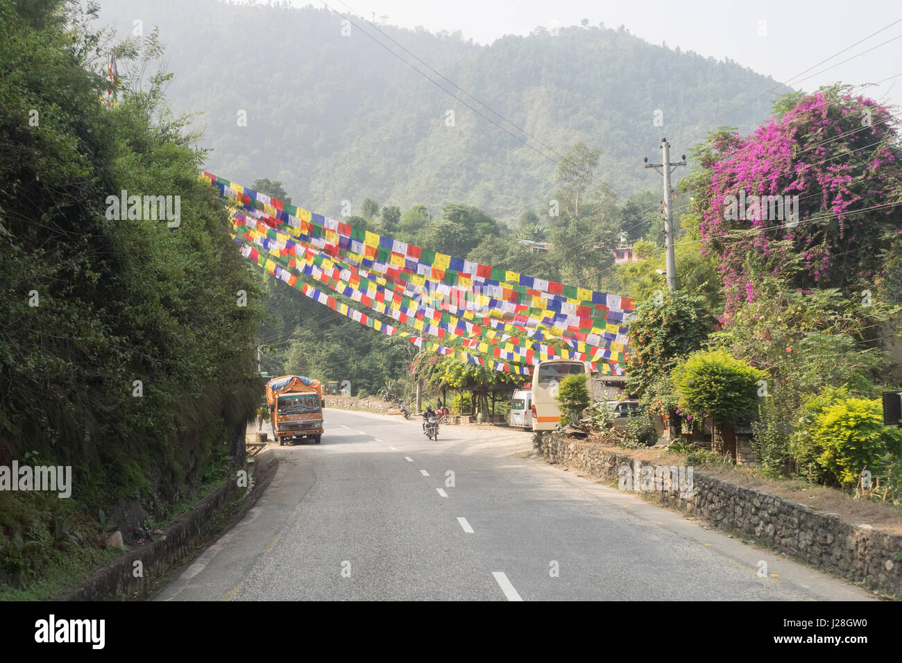 Nepal, Zentralregion, Benighat, Annapurna Circuit - fahren Kathmandu nach Bhulbhule - Gebet Fahnen das Land Straße westlich von Kathmandu schmücken Stockfoto