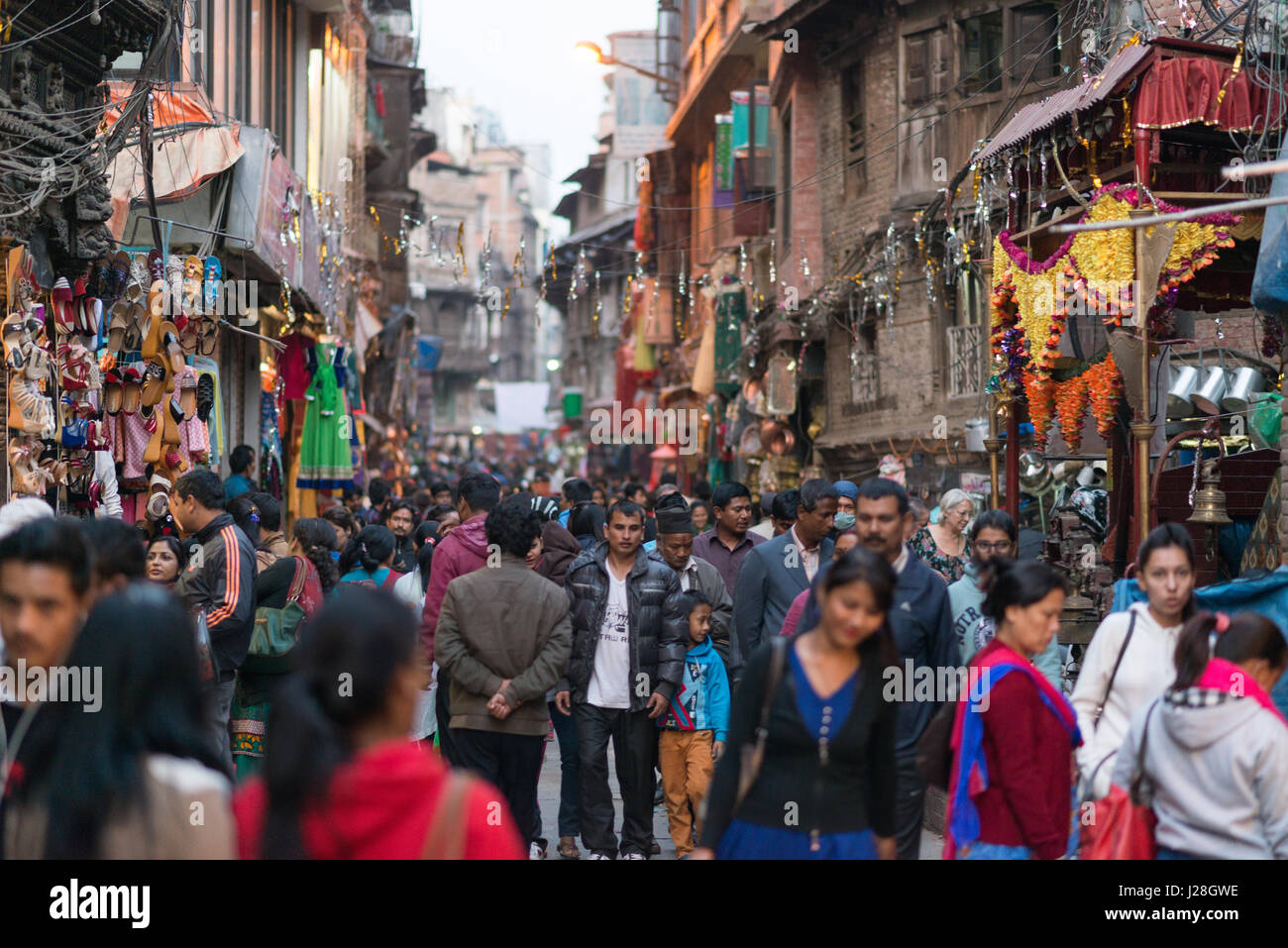 Nepal, Zentralregion, Kathmandu, Leben auf der Straße an einer Einkaufsstraße in der Stadt Bezirk von Tyauda in Kathmandu Stockfoto