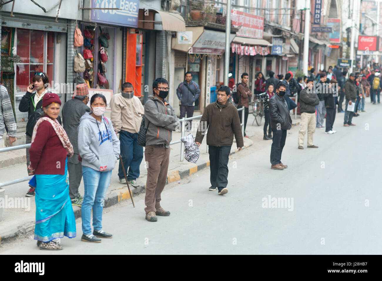 Nepal, Zentralregion, Kathmandu, wartete auf den Bus in Kathmandu Stockfoto