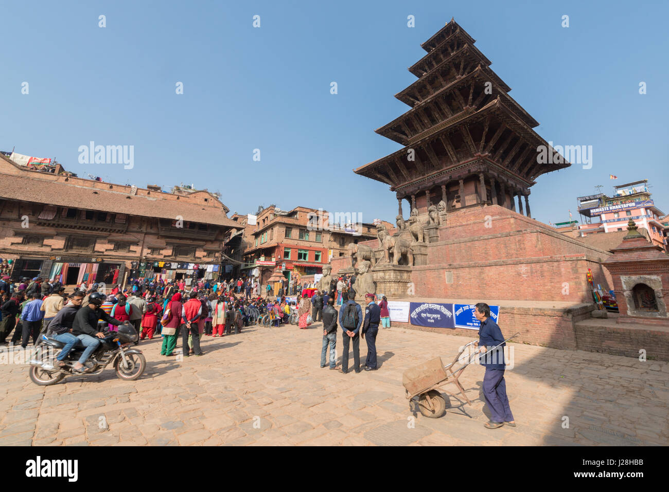 Nepal, Zentralregion, Bhaktapur, menschliche Masse vor die Nyatapola-Pagode in Bhaktapur Stockfoto