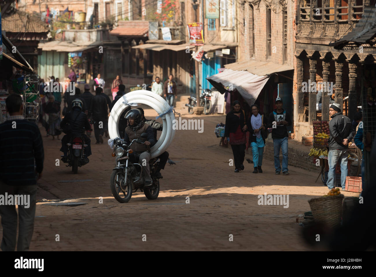 Nepal, Zentralregion, Bhaktapur, Schlauch-Transport auf dem Motorrad in Bhaktapur Stockfoto