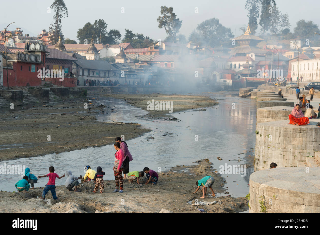 Zentralregion, Nepal, Kathmandu, auf der Hindutempel Pashupatinath zu Tode verbrannt Stockfoto