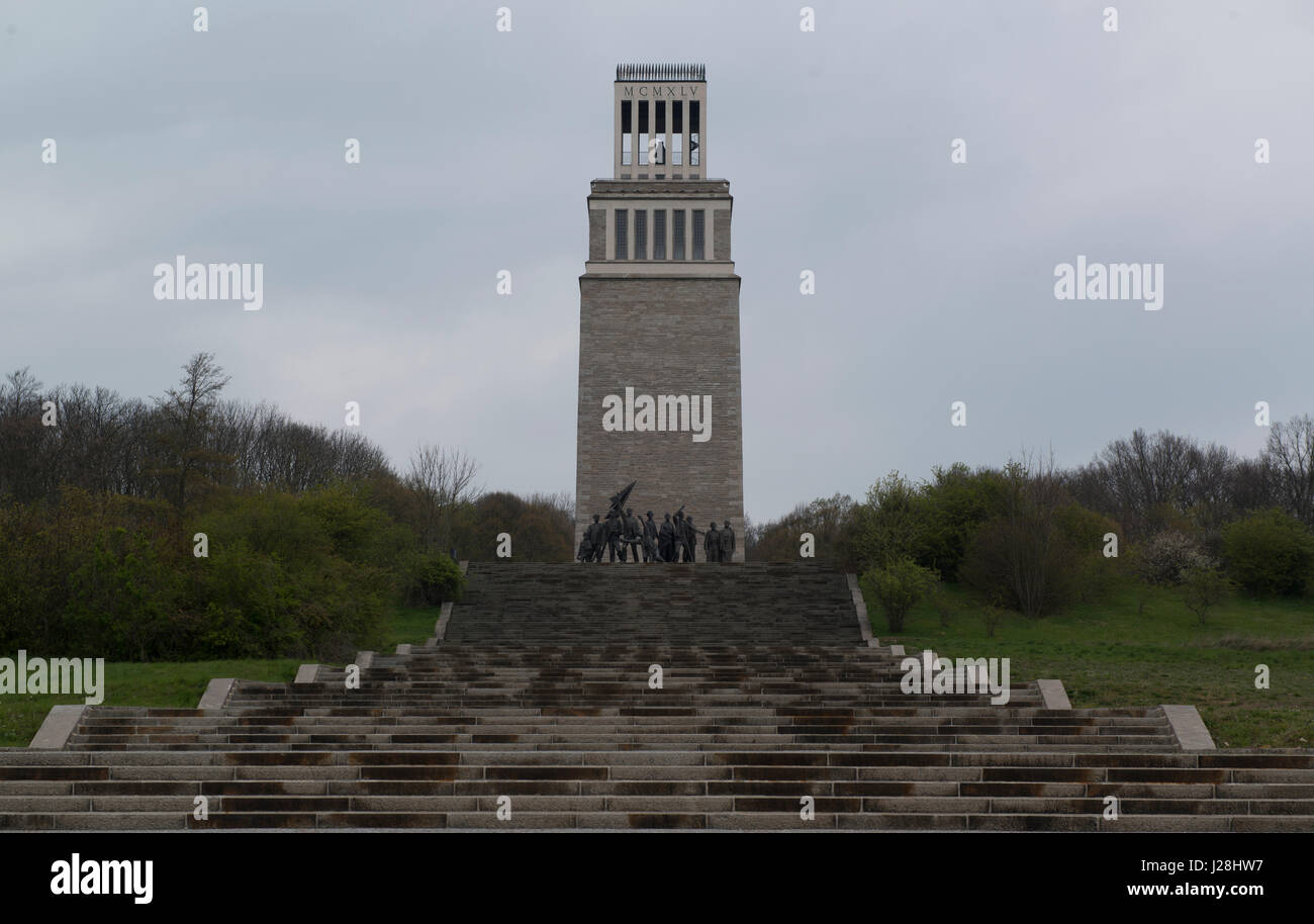Die Treppe zum Glockenturm und Figurengruppe in der DDR-Gedenkstätte des KZ Buchenwald bei Weimar, Deutschland. Stockfoto