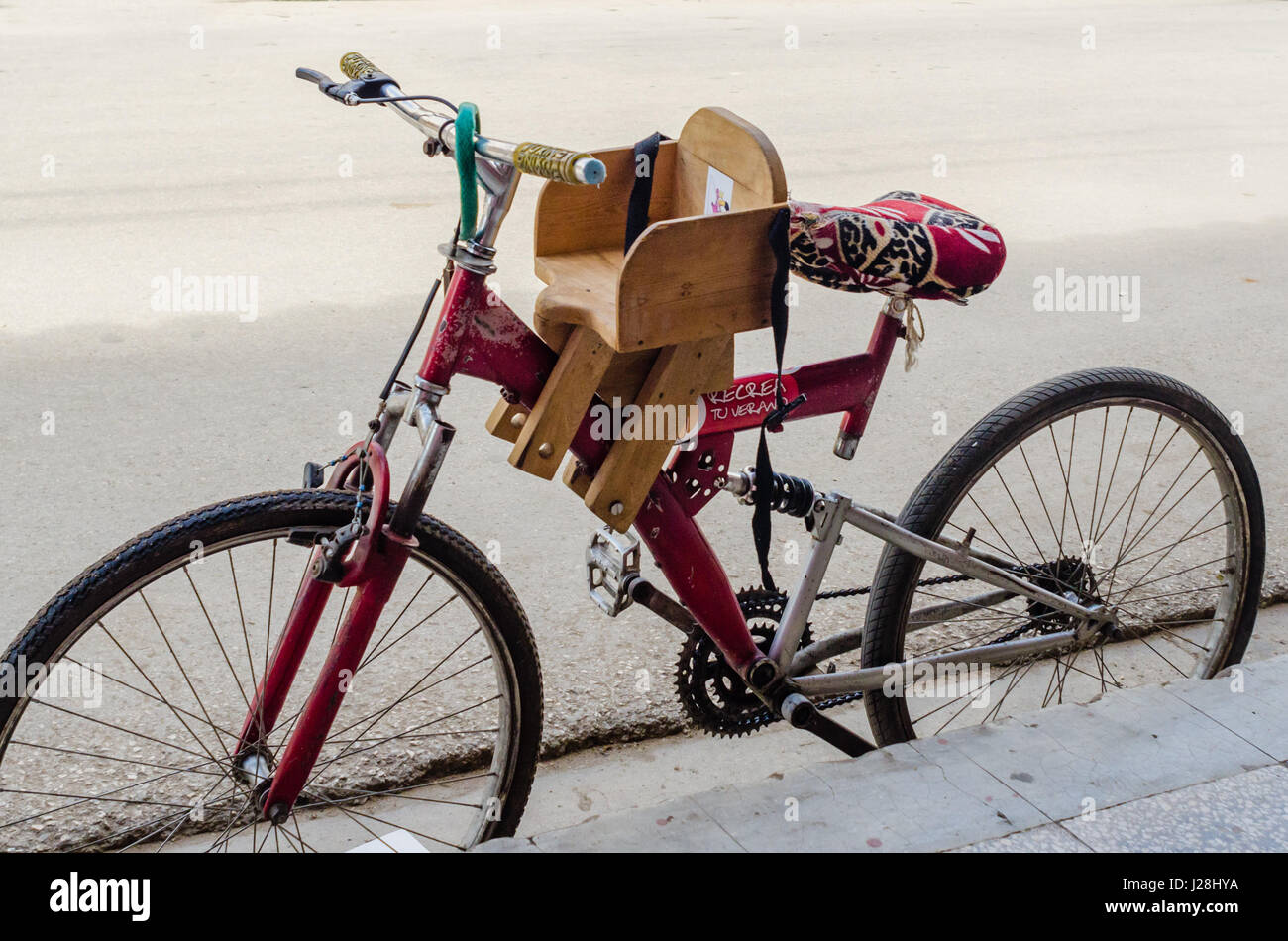 Kuba, Ciego de Ávila, Morón, kubanische Fahrrad Kindersitz Stockfotografie  - Alamy