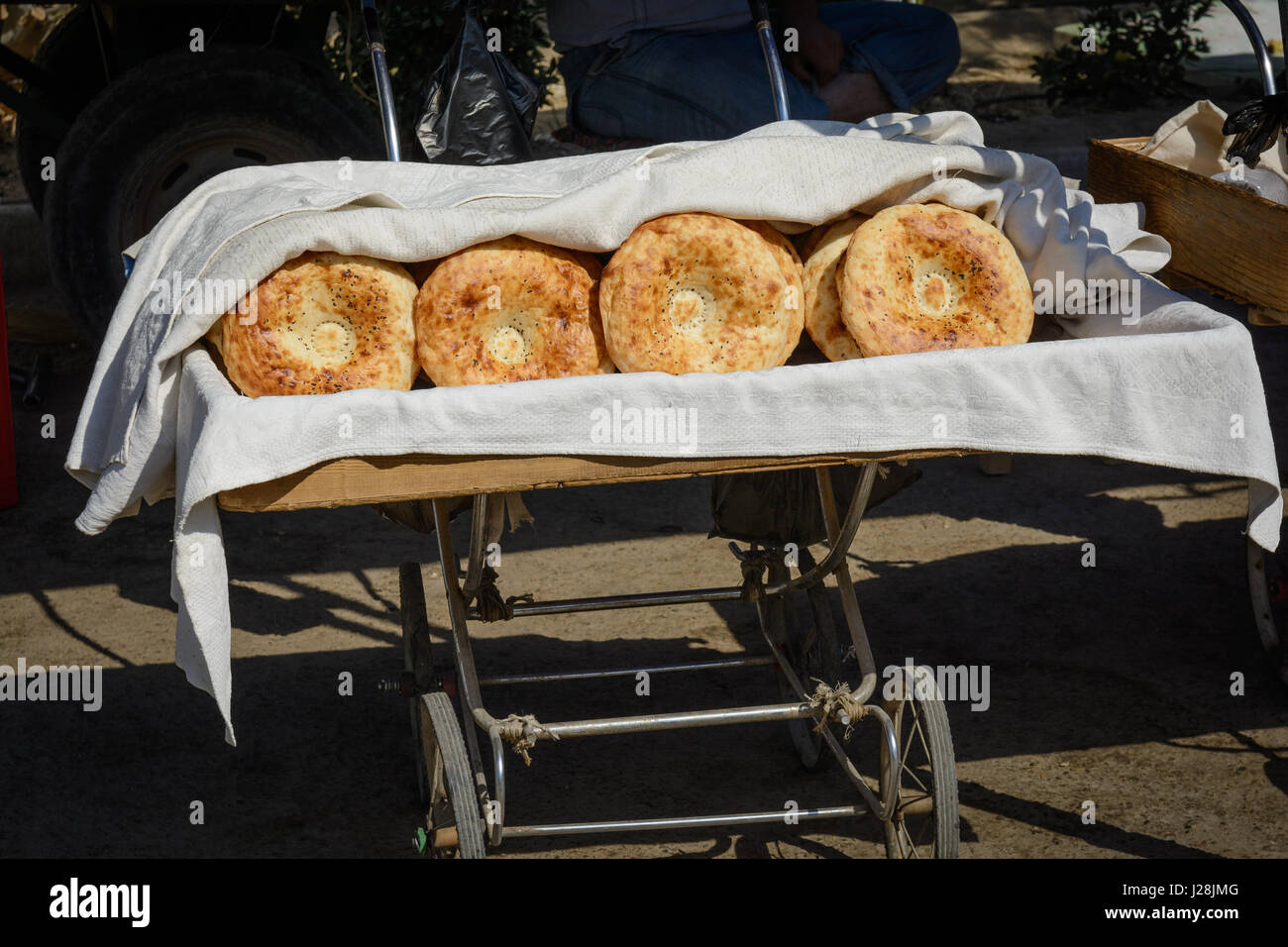 Usbekistan, Taschkent, frischen Brotscheiben auf dem Markt Stockfoto