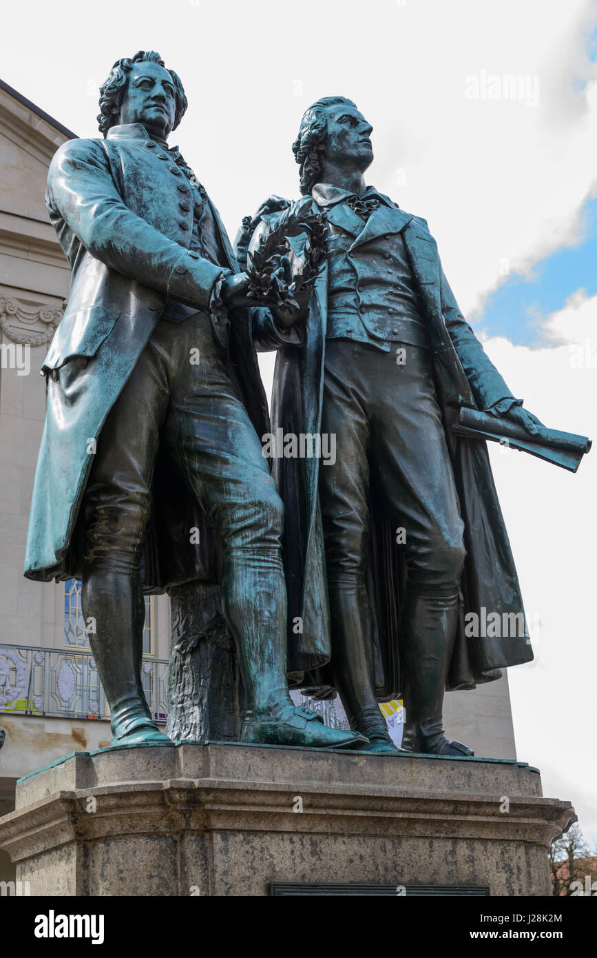 Das Goethe - Schiller-Denkmal vor dem Hof-Theater, Weimar, Deutschland. Stockfoto