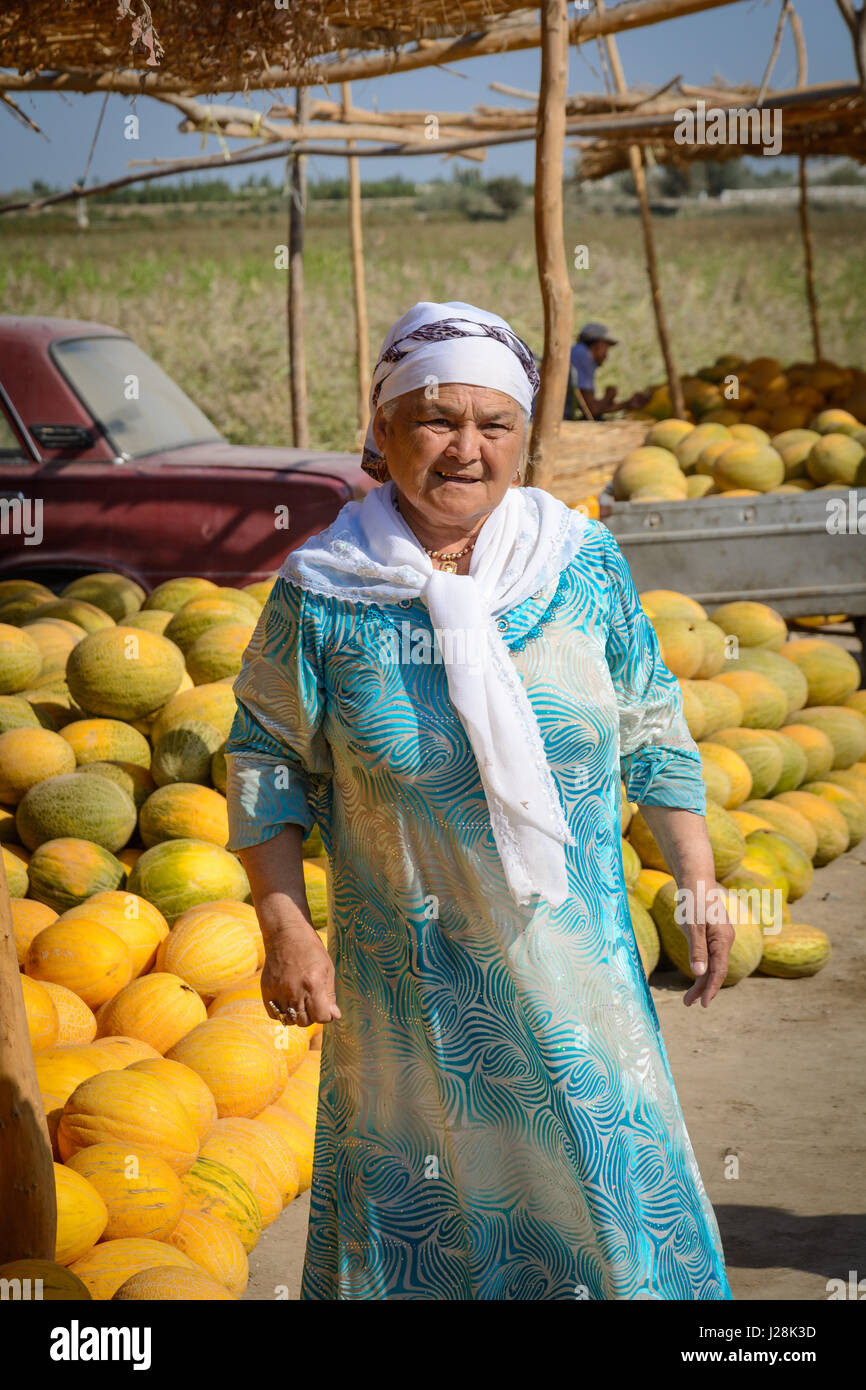 Usbekistan, Provinz Buxoro, Jondor Tumani, am Straßenrand dort sind viele Melone-Händler. Hier hat die Frau das Wort Stockfoto