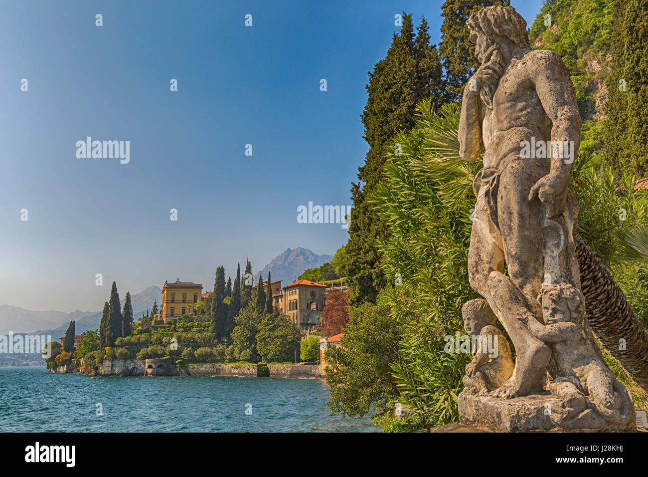 Blick auf das Dorf Varenna aus dem Botanischen Garten von Villa Monastero, Varenna am Ostufer des Comer See Italien im April Stockfoto