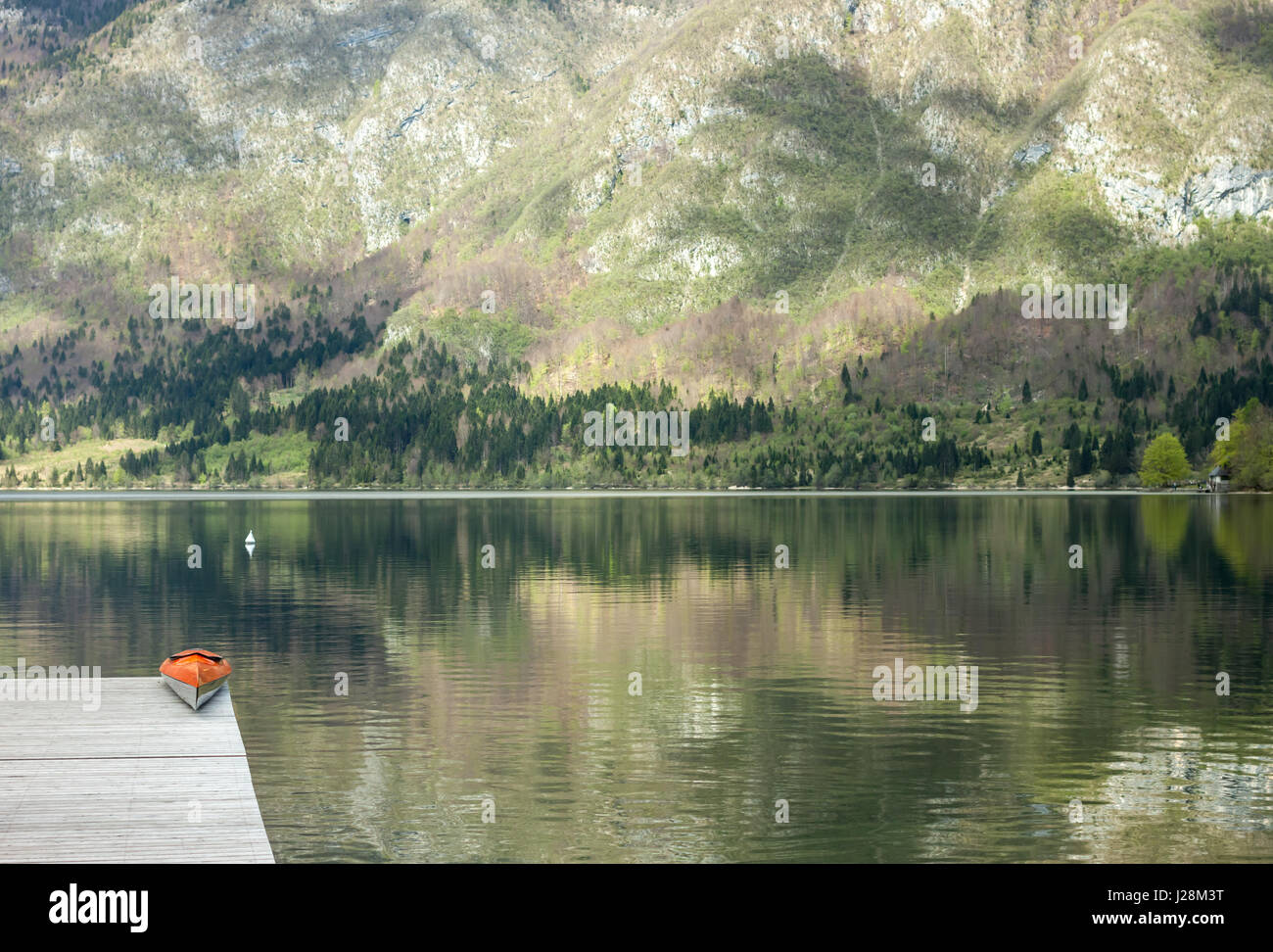 Berg-See-Orange Kajak kristallklares Wasser Stockfoto